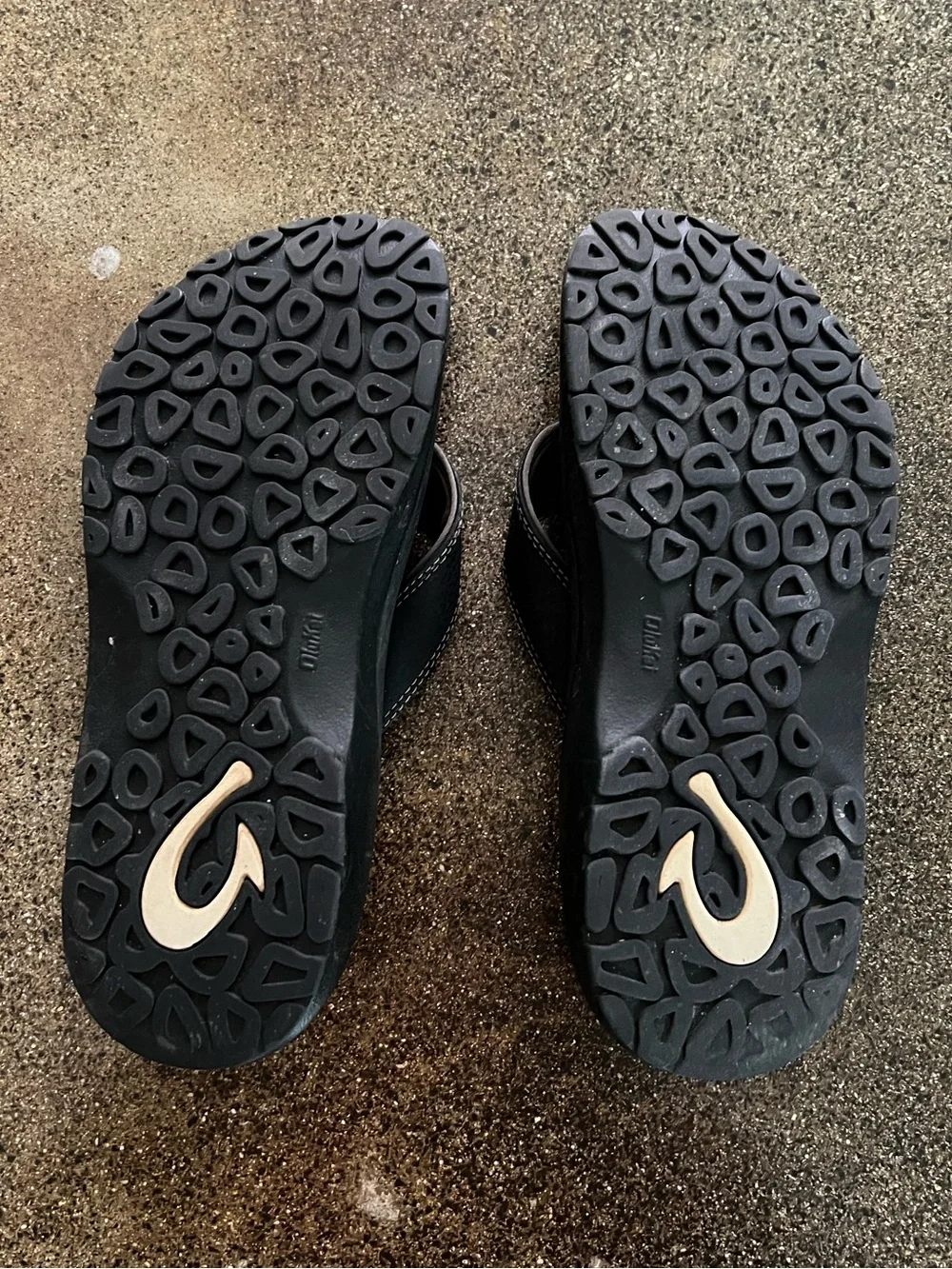OluKai “Ohana” thong sandals in black and brown